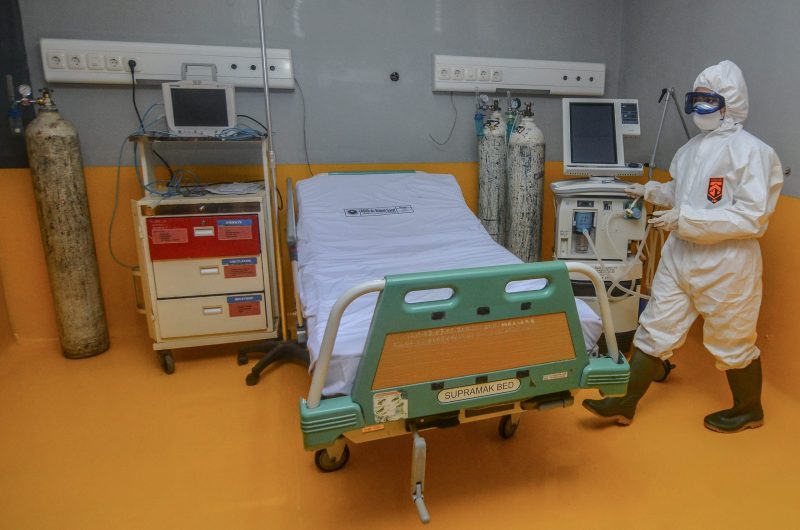 Dokter di ruang isolasi covid-19 di rumah sakit