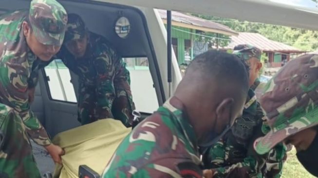 Anggota TNI Tewas dibawa menggunakan ambulans