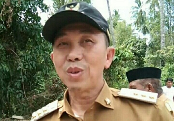 Bupati Morowali Taslim mengenakan topi dan seragam dinas