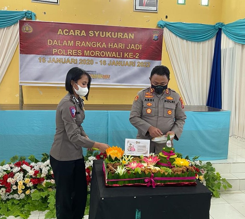 Kapolres Morowali AKBP Ardi Rahananto melakukan pemotongan tumpeng sebagai bentuk perayaan hari Jadi Polres Morowali, Senin 17 Januari 2022