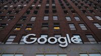 Papan nama kantor Google berwarna putih di New York