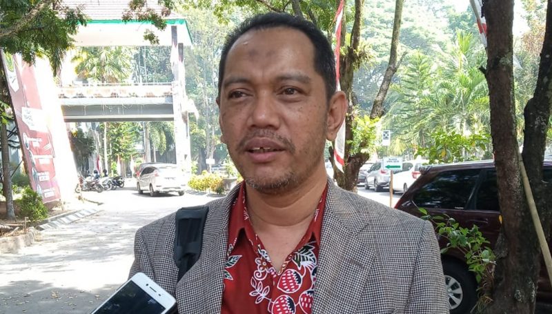 Wakil Ketua KPK saat diwawancarai media.