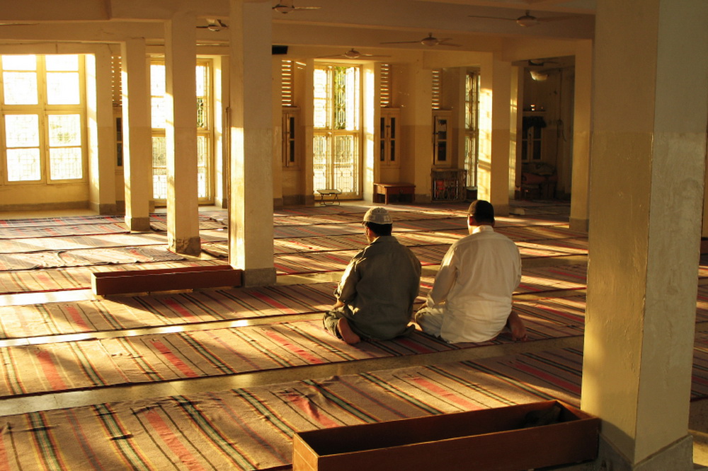 Dua orang sedang shalat dhuha di masjid/tata cara sholat dhuha