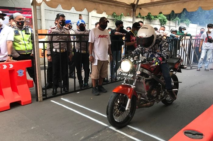 Pembalap bersiap di garis start Street Race Ancol Jakarta Utara