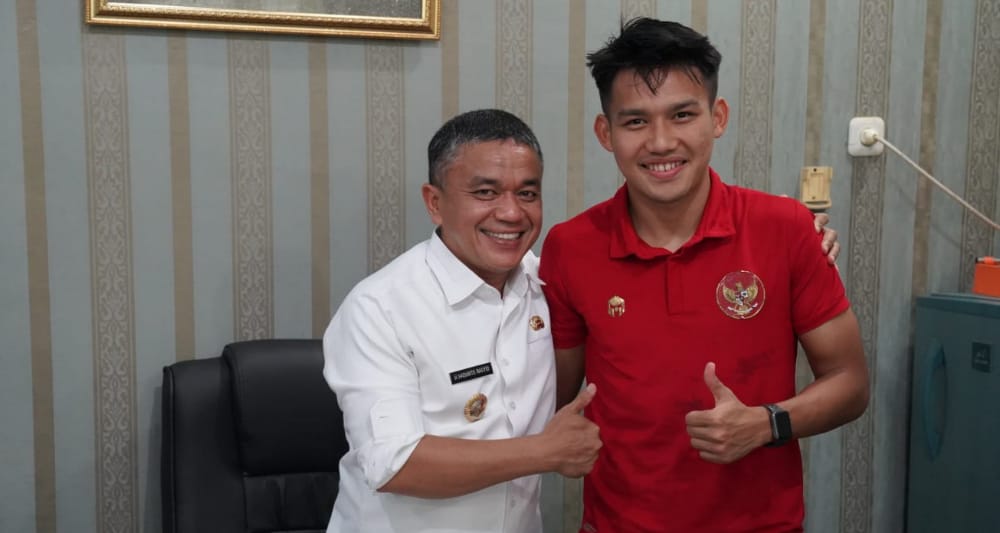 Wali Kota Palu H Hadianto Rasyid berikan beasiswa bagi pemain Timnas Witan Sulaeman