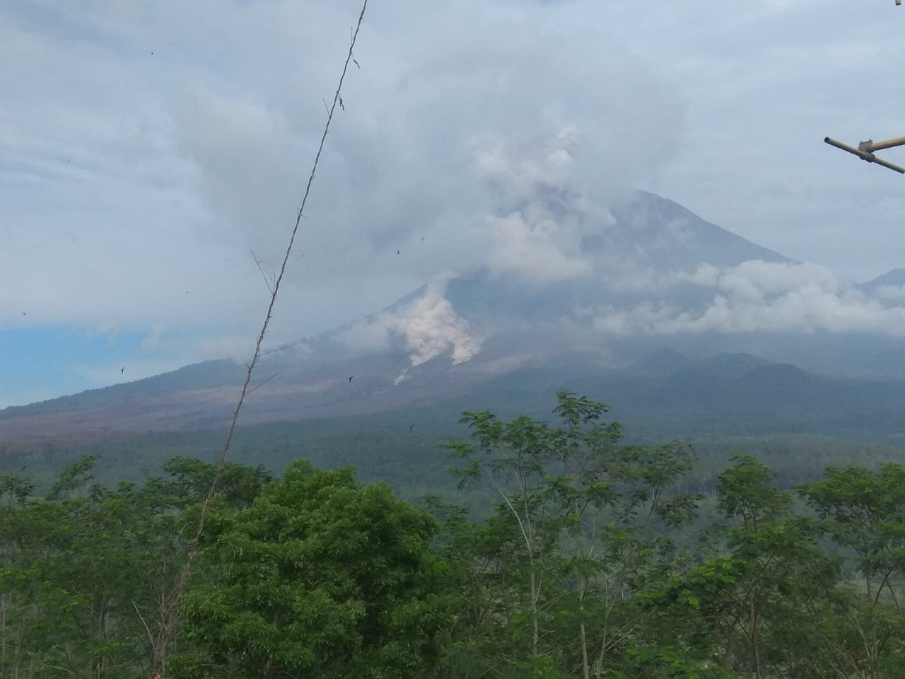 Gunung Semeru Semburkan Awan Panas Sejauh 5.000 Meter, Siap Meletus?