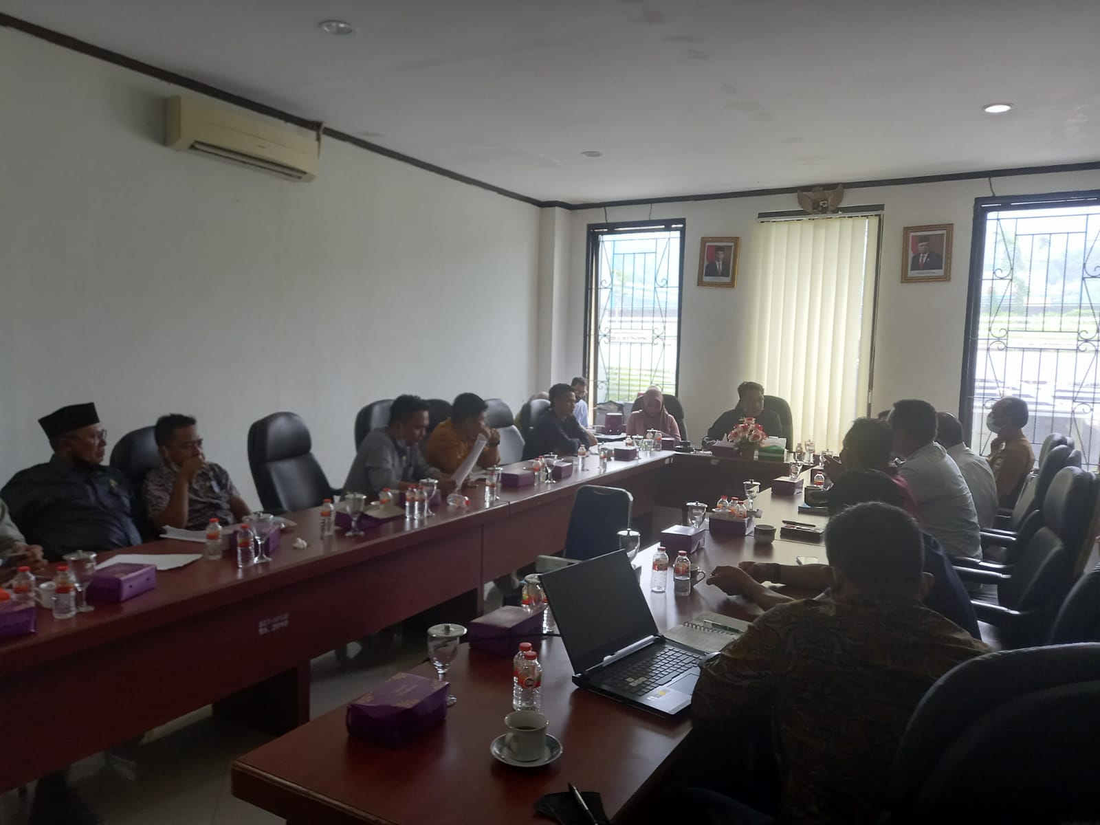 Dewan Perwakilan Rakyat Daerah (DPRD) Kabupaten Morowali mengelar Rapat Gelar Pendapat di ruang Komisi III Kantor DPRD Kab. Morowali, Desa Bahoruru Kecamatan Bungku Tengah Kabupaten Morowali.