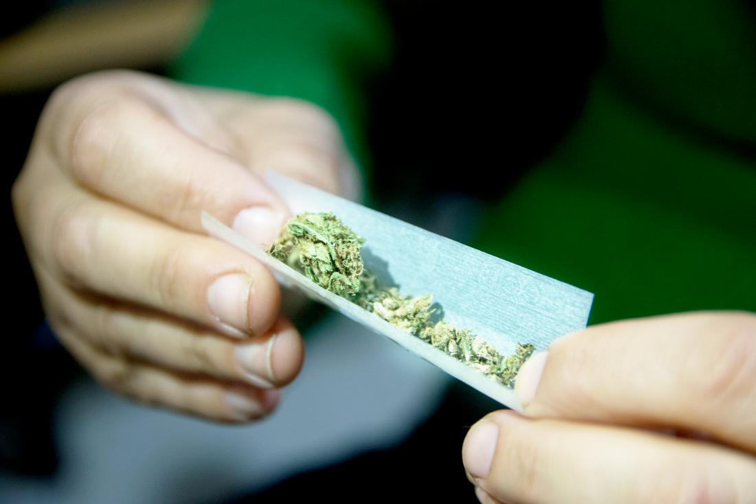 Tangan wanita yang melinting ganja legal thailand