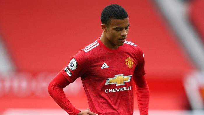 pemain manchester united mason greenwood tertunduk di tengah lapangan