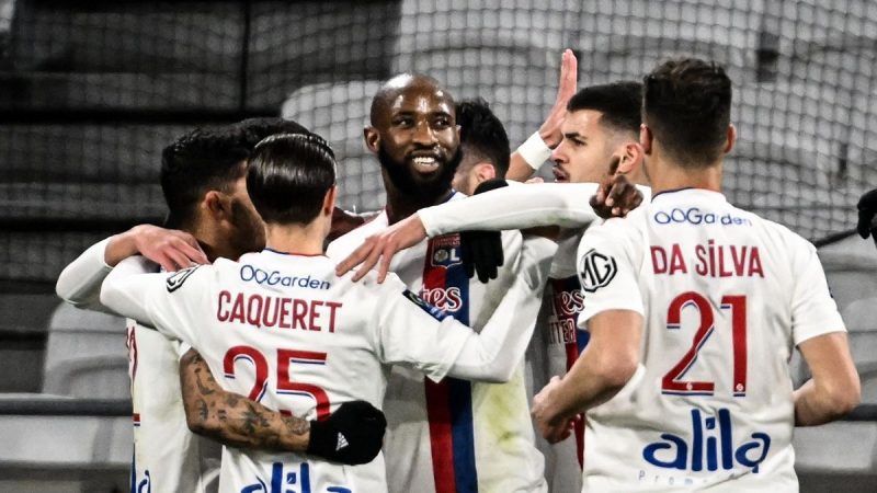 Moussa Dembele merayakan gol telatnya yang membawa Lyon menang atas Marseille di lanjutan ligue 1