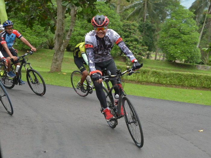 Ganjar Pranowo menggunakan sepeda dengan helm dan sarung tangan