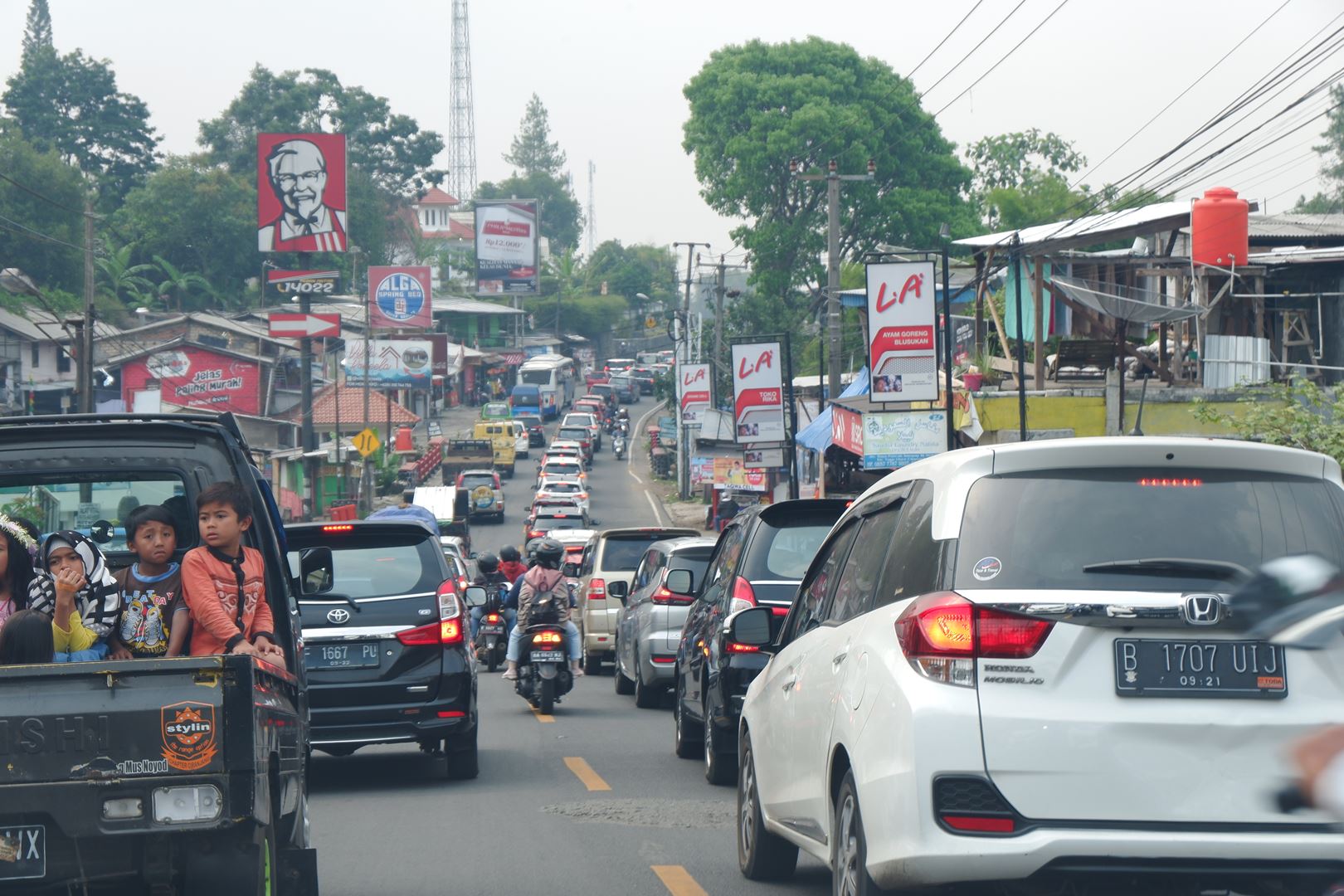 80 Ribu Kendaraan Sesaki Kawasan Puncak Bogor Tiga Hari Libur Panjang