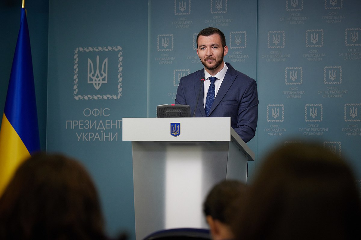 Juru Bicara Kepresidenan Ukraina Sergii Nykyforov bicara di atas podium tentang gencatan senjata dengan Rusia