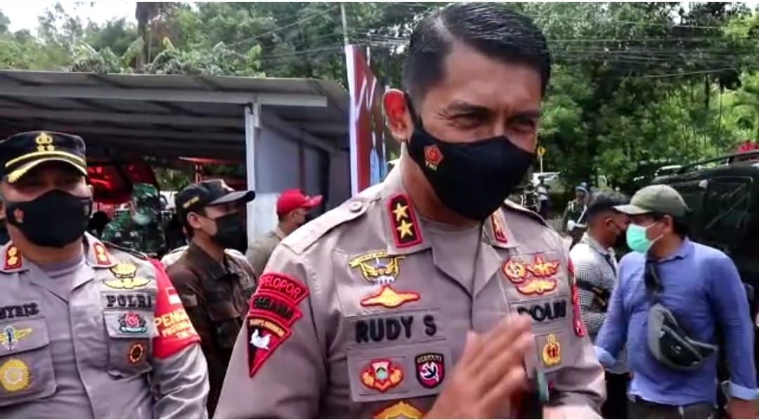 Kapolda Sulteng Irjen Pol Rudy Sufahriady menangkupkan tangan meminta maaf atas tewasnya seorang warga dalam demo tolak tambang