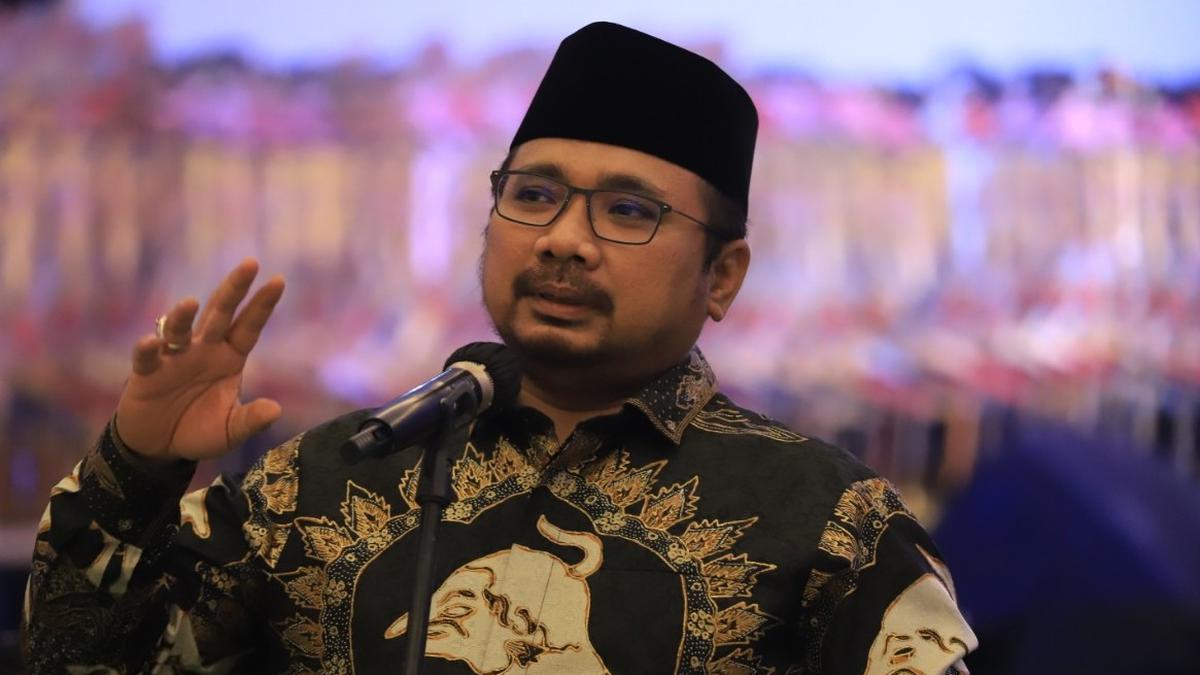 Menteri Agama Yaqut Cholil Qoumas berbicara di depan microphone