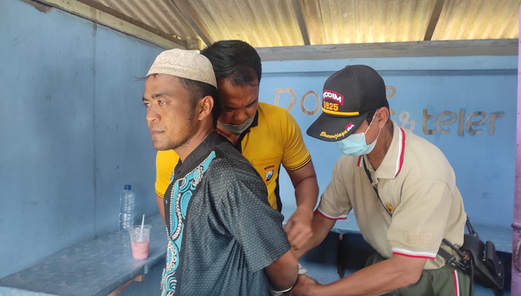 Darmanto, pelaku penikaman Kyai di Banyuwangi diborgol oleh polisi