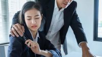 Perempuan menyingkirikan tangan pria yang melakukan kekerasan seksual