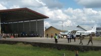 Petugas Satpol PP Mengeluarkan pesawat Susi Air dari hanggar