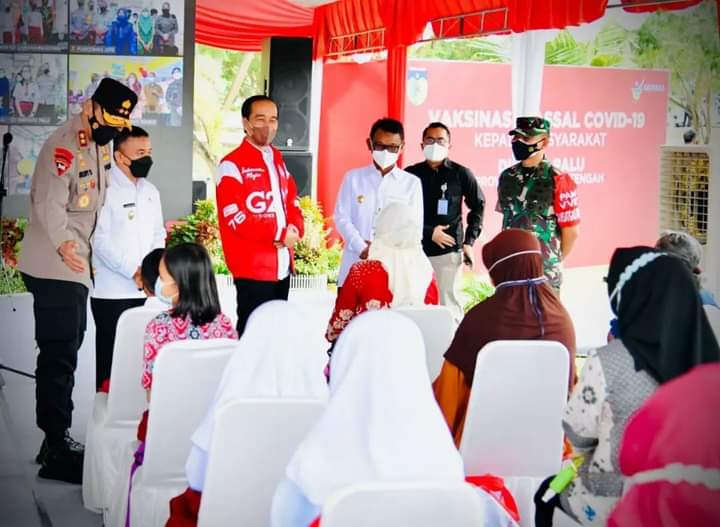 Presiden Jokowi Tinjau Vaksinasi di Palu