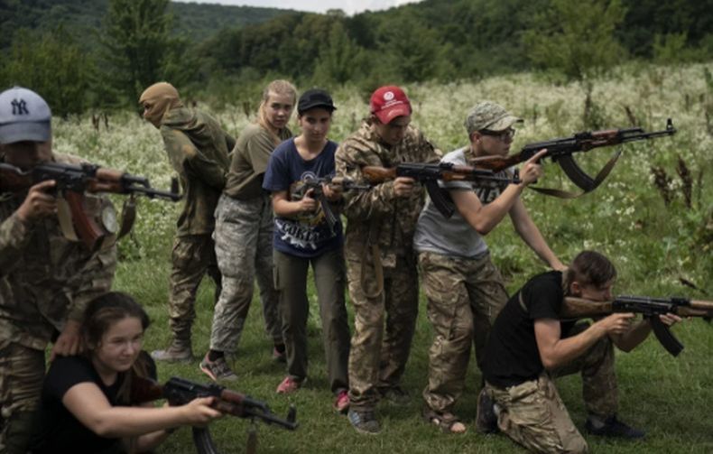 Siap Lawan Rusia, Remaja di Ukraina Diajari Pegang Senjata