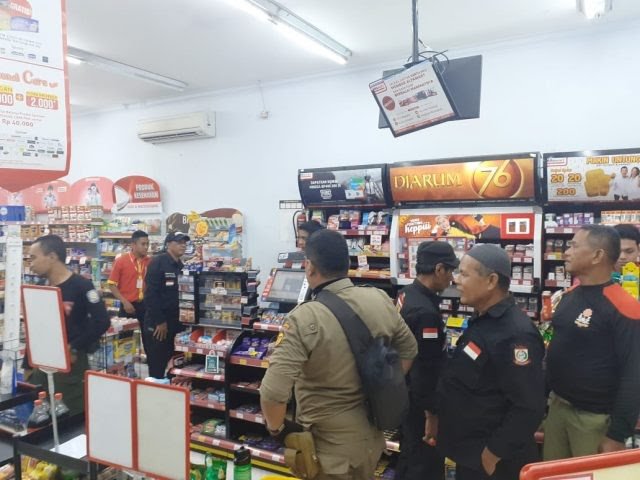 Satpol PP melaksanakan razia kondom saat hari valentine