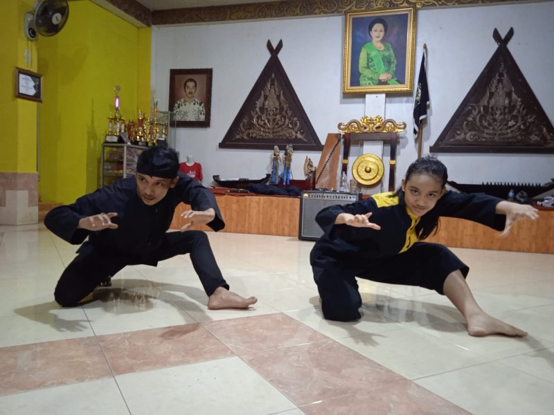 dua orang murid Yayasan Palataran Pakujajar Sipatahunan memperagakan gerakan silat