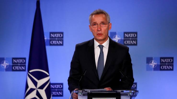 Kepala NATO Jens Stoltenberg memberikan pidato di atas podium tentang konflik rusia-ukraina