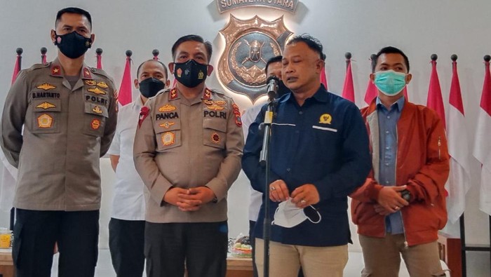 Komisioner Komnas Ham Choirul Anam di Mapolda Sumatera Utara memberikan keterangan tentang kerangkeng manusia milik bupati langkat