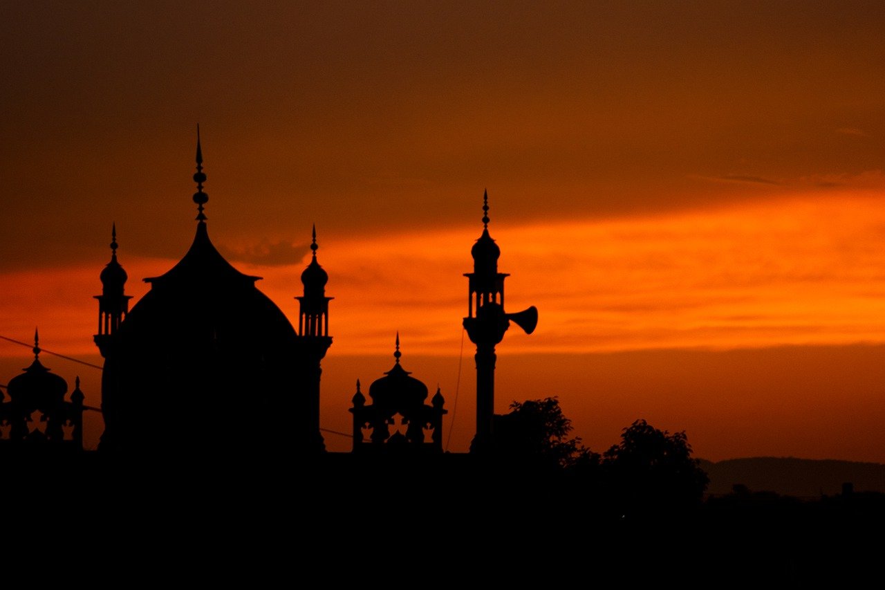 Bayangan masjid pada sore hari