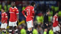Penyerang Manchester United Edinson Cavani tertunduk pasca kalah dari Atletico Madrid