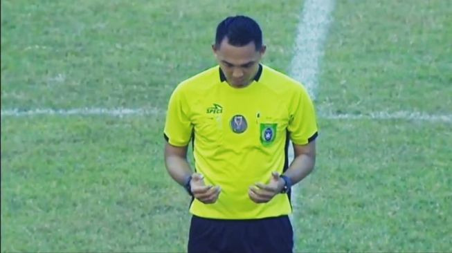 Wasit Liga 1 fariq hitaba dalam pertandingan persib vs persija