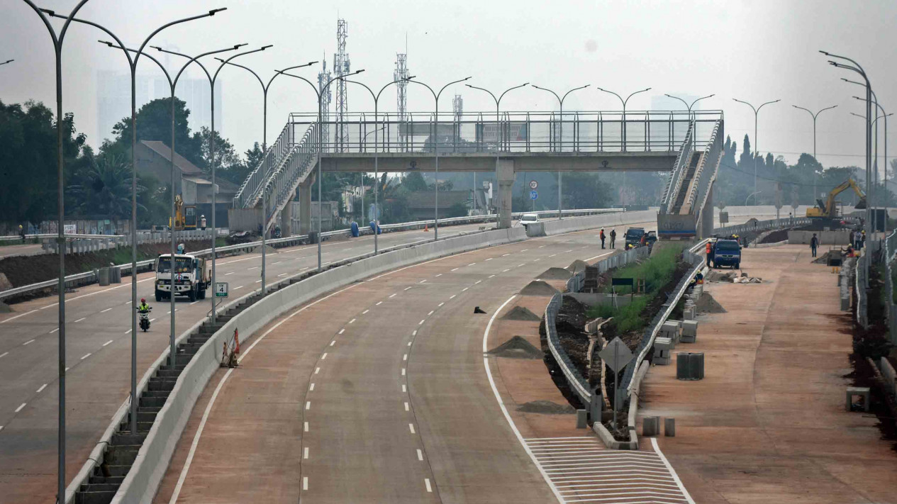 Pekerja beraktivitas di lokasi proyek pembangunan tol Depok-Antasari