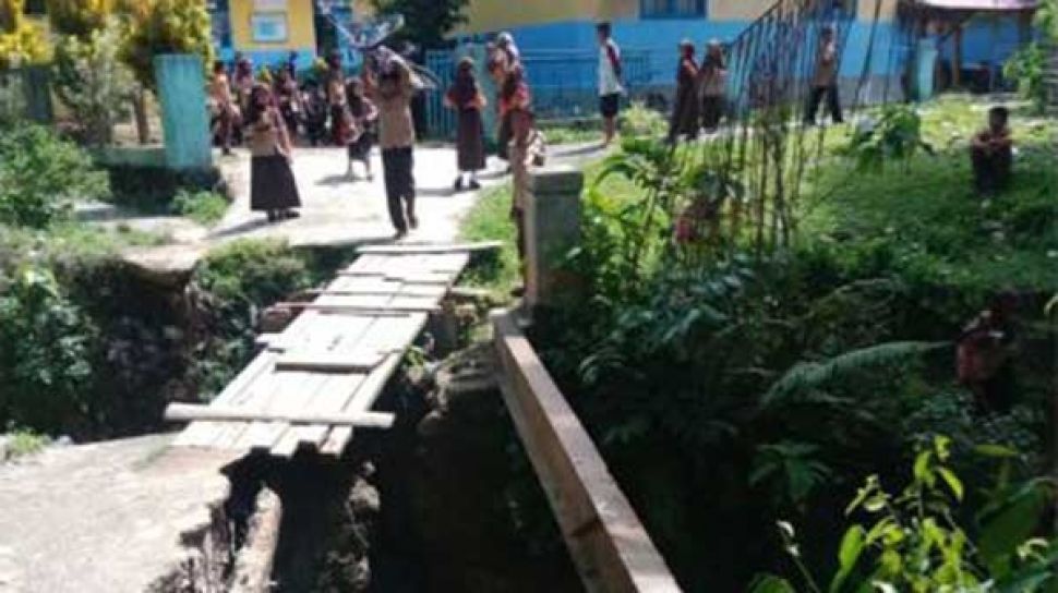 Sejumlah Siswa SD Terperosok ke Sungai Akibat Jembatan Ambrol