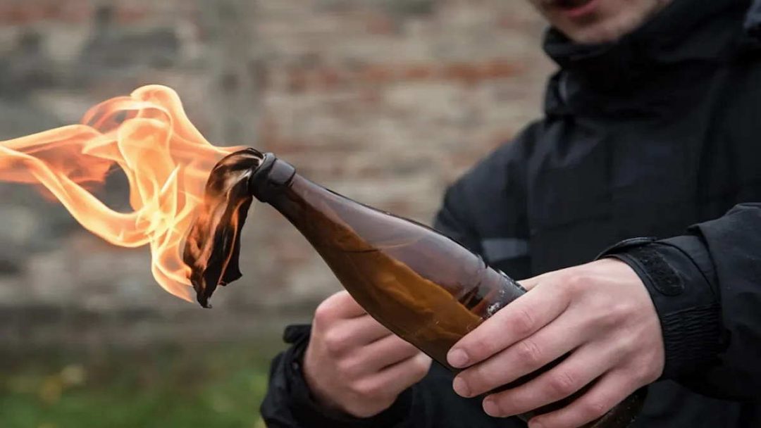 Bom molotov yang terbakar