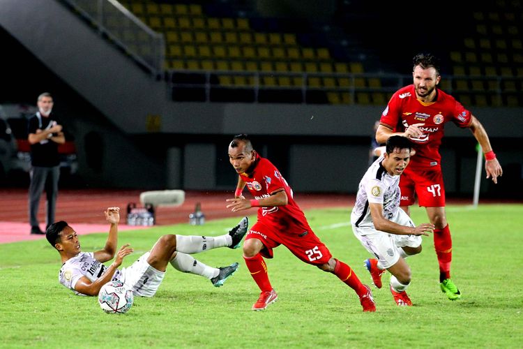 Pemain Persija berlari dalam laga Bali United vs Persija