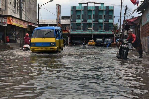 Angkot menerjang banjir di Serang