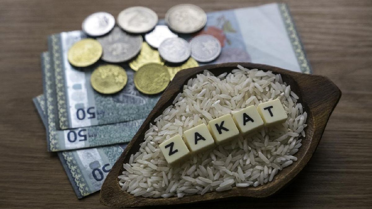 Beras dan uang untuk zakat