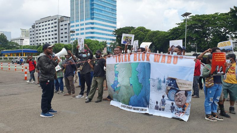Mahasiswa Papua berunjuk rasa di depan Gedung MPR DPR, Senayan, Jakarta menolak rencana penambangan emas di Blok Wabu, Intan Jaya, Papua