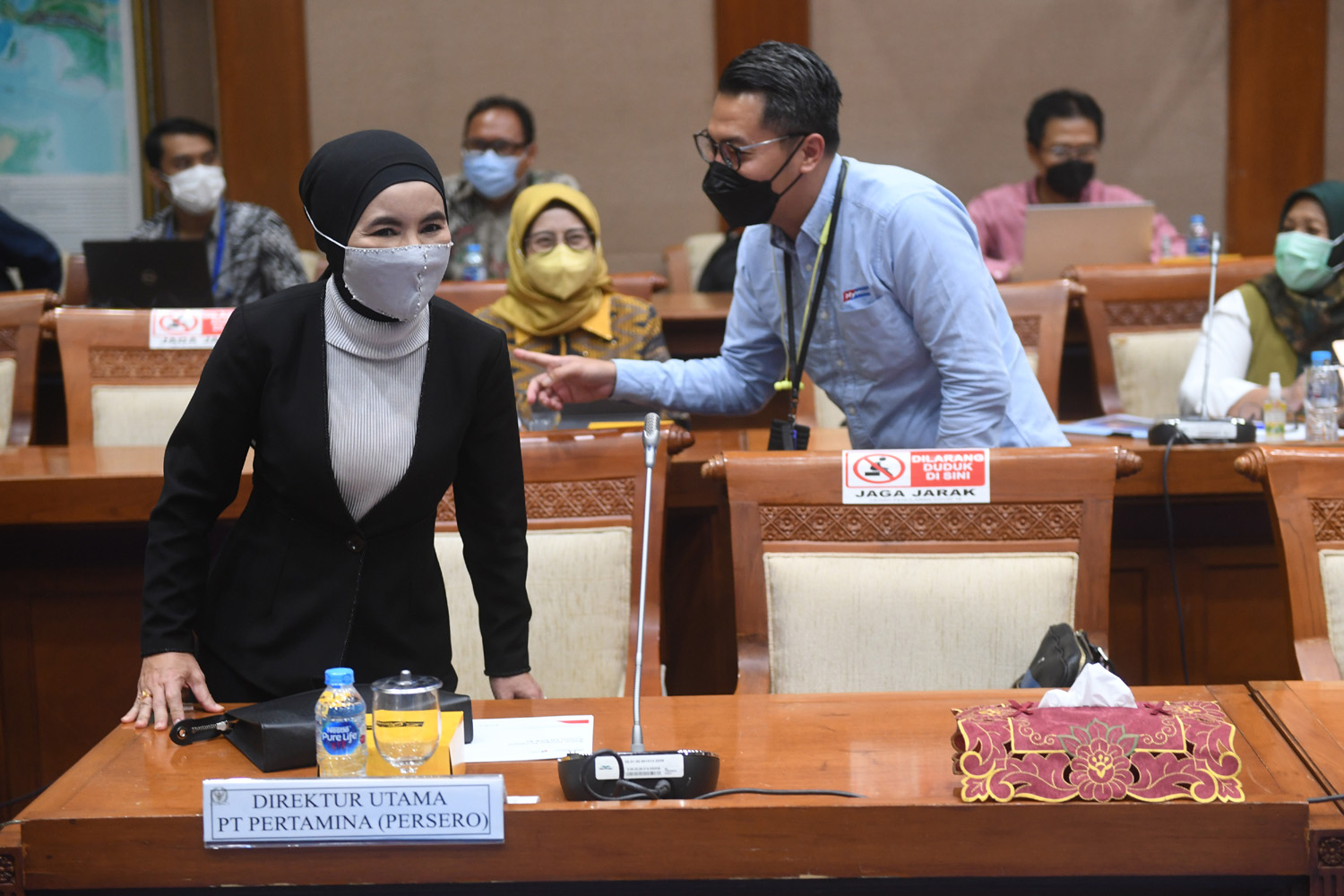 Dirut Pertamina Nicke Widyawati bersiap mengikuti rapat dengar pendapat dengan Komisi VII DPR di Kompleks Parlemen, Senayan, Jakarta, Selasa (29/3/2022).