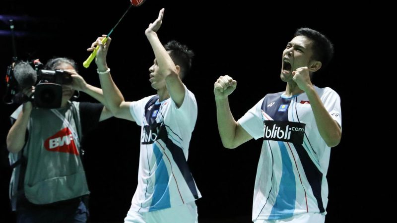 Fajar/Rian berselebrasi pasca kemenangan di Swiss Open 2022