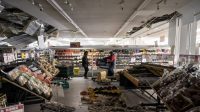 Belanjaan yang berantakan dan atap supermarket yang rusak berat di Kota Shiroishi, Prefektur Miyagi akibat gempa