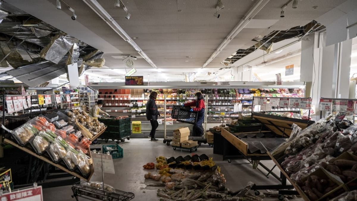 Belanjaan yang berantakan dan atap supermarket yang rusak berat di Kota Shiroishi, Prefektur Miyagi akibat gempa