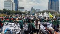 Mahasiswa dari BEM SI berdemo di depan istana negara