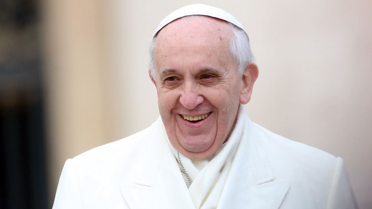 Paus Fransiskus tersenyum