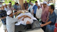 Sejumlah pria sedang belajar tata cara memandikan jenazah
