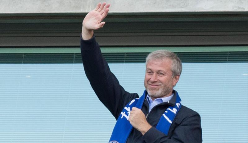 Pemilik Chelsea Roman Abramovich melambaikan tangan