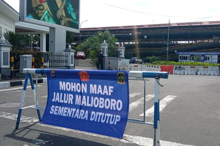 Plang penutupan jalan Malioboro imbas PPKM di Yogyakarta