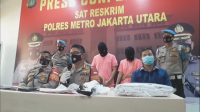 Kepala Polres (Kaplores) Metro Jakarta Utara Kombes Pol Sudjarwoko dalam konferensi pers mengenai kasus prostitusi online artis dengan tersangka mucikari AR (26) dan CA (25) pada 28 November 2020