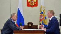 Presiden Rusia Vladimir Putin dan pejabat senior Rusia Anatoly Chubais