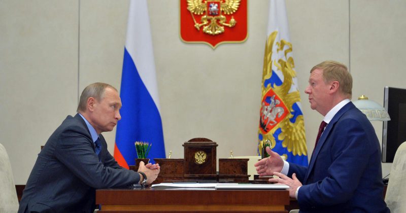Presiden Rusia Vladimir Putin dan pejabat senior Rusia Anatoly Chubais